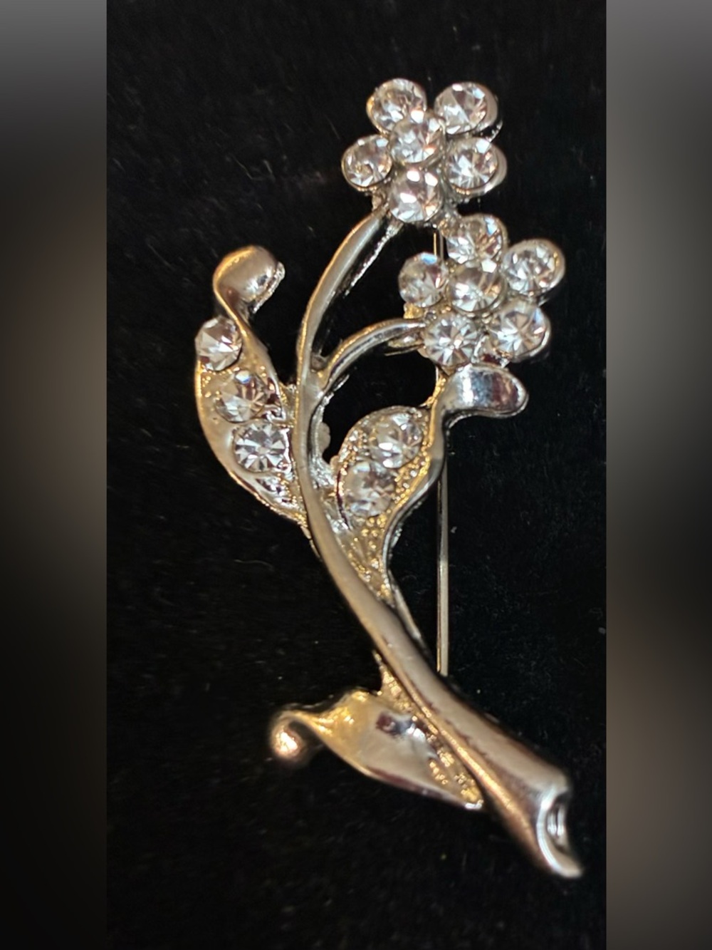 VINTAGE EUC FLOWER BROOCH SILVER TONE W/ RHINESTONES